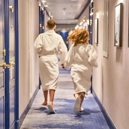 Marriott Opera Ambassador Hotel