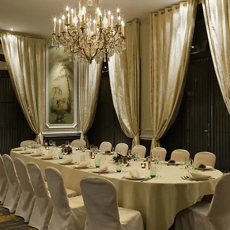 Marriott Opera Ambassador מלון